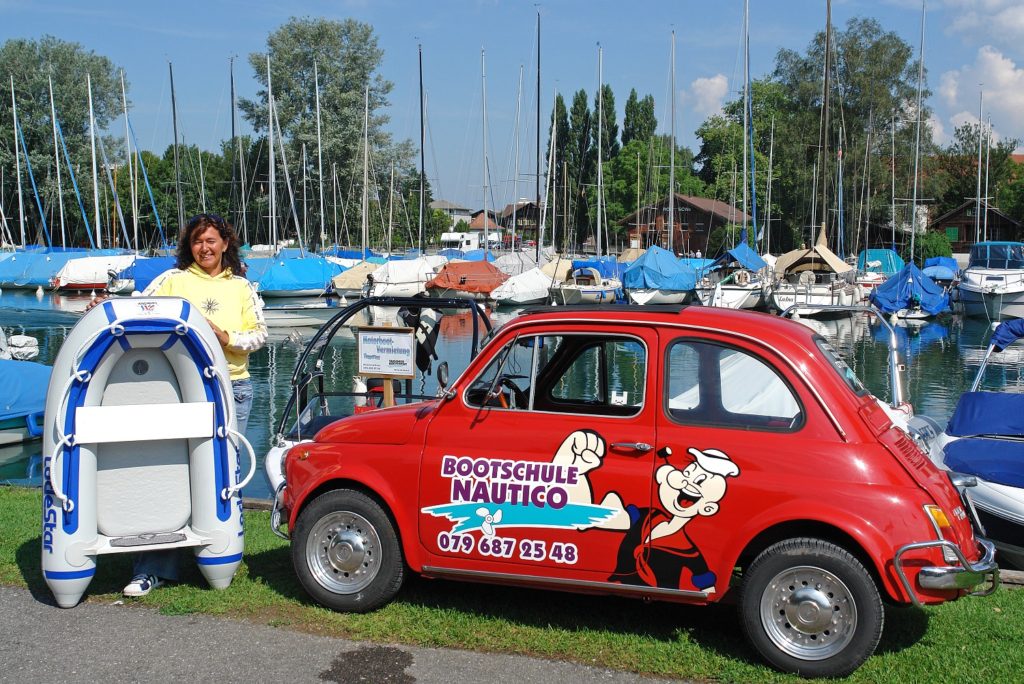 Fahrlehrerin Marietta mit Werbeauto